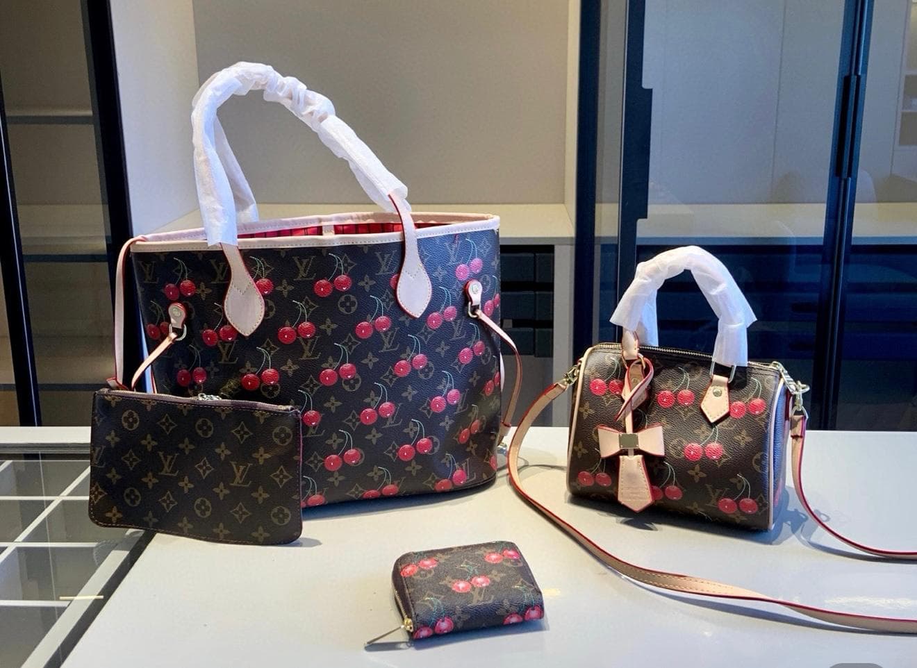 Set Louis Vuitton Neverfull Cherry Edition (4 Piezas)